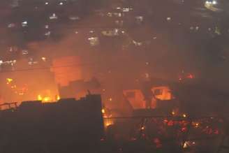 Um incêndio de grandes proporções atingiu uma favela na Zona Sul de São Paulo na madrugada desta terça-feira, 25
