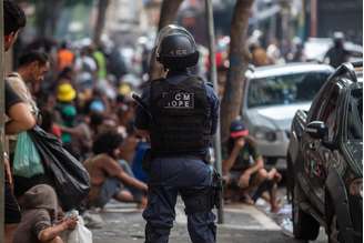 Na foto, agente da GCM patrulha a cracolândia