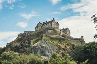 Castelo de Edimburgo fica no alto de formação rochosa que é vulcão extinto