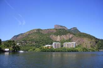 Só é possível chegar até essa ilha no meio da capital carioca de barco