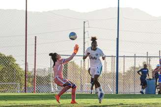 Thalita antecipa a goleira Renata para marcar o gol. 