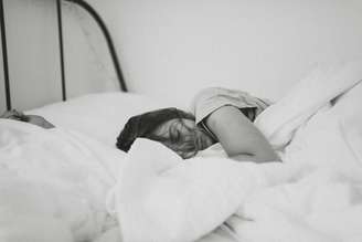 Estudo mostra que dormimos melhor com cobertor pesado; entenda