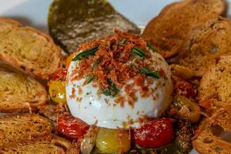 Burrata com tomates confitados, pesto de manjericão e crocante de presunto cru: uma das sugestões do cardápio do restaurante Vicolo Nostro