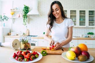 Uma alimentação rica em nutrientes ajuda a evitar a queda de cabelo