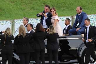 O então presidente eleito Jair Bolsonaro acompanhado da esposa e do filho Carlos Bolsonaro chega ao Congresso Nacional para a solenidade de posse no automovel Rolls-Royce