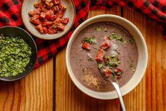 Sopa de feijão com aroma de cachaça