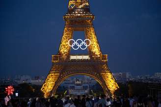 Torre Eiffel iluminada com as argolas das Olimpíadas