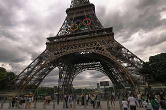 Torre Eiffel com as argolas das Olimpíadas