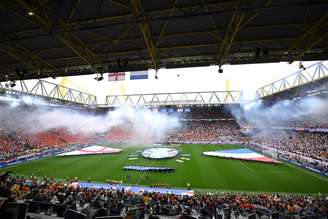 Torcedores no estádio em partida da Inglaterra