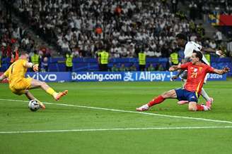 Oyarzabal celebra gol do título da Espanha contra a Inglaterra