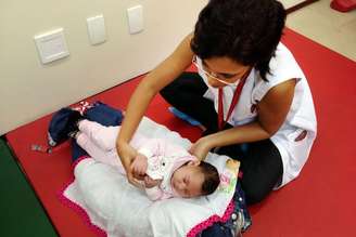 Criança com microcefalia é atendida em centro de reabilitação; zika provocou malformação em milhares de bebês brasileiros e oropouche agora é investigado por risco de também provocar problema