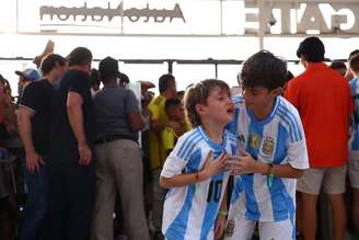 Jovens torcedores argentinos choram ao entrar no estádio em meio a distúrbios antes da partida final da CONMEBOL Copa América 2024 entre Argentina e Colômbia no Hard Rock Stadium.