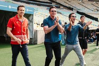 Ryan Reynolds, Hugh Jackman, Shawn Levy e Emma Corrin visitando o Maracanã