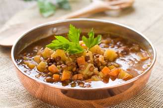 Sopa de lentilha com legumes