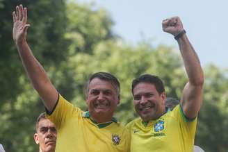 O ex-presidente Jair Bolsonaro (PL) e Alexandre Ramagem, em ato de pré-campanha na Tijuca, zona norte do Rio de Janeiro.