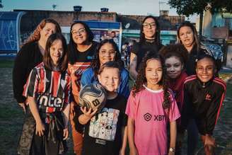 Mães, filhas e alunas da escolinha de futebol Flipper, no Jardim Munira, periferia de Guarulhos