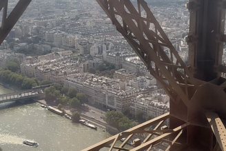 subida ao alto da Torre Eiffel pode ter contornos dramáticos e com muita emoção se você tem medo de altura