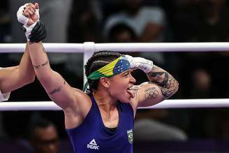 Beatriz Ferreira 'marreta' holandesa e avança às semis do boxe, com medalha garantida nos Jogos de Paris