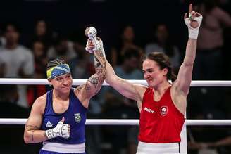 A brasileira Bia Ferreira e a irlandesa Kelllie Harrington na semifinal do boxe dos Jogos Olímpicos Paris.