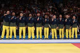 Judô brasileiro sobe ao pódio para receber o bronze.