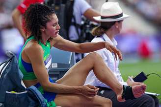 Valdileia Martins se machuca antes de realizar a sua primeira tentativa e abandona a final do salto em altura dos Jogos Olímpicos de Paris.