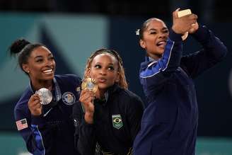 A ginasta brasileira Rebeca Andrade conquista a medalha de ouro na final do solo