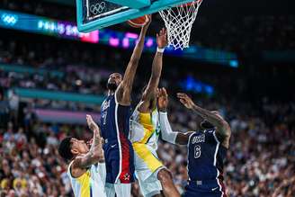 Brasil enfrenta 'Dream Team' dos EUA por vaga na semi do basquete olímpico.