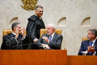 Ministros Luís Roberto Barroso e Flávio Dino, do Supremo Tribunal Federal (STF), ao lado do presidente Luiz Inácio Lula da Silva (PT) e do presidente da Câmara, Arthur Lira (PT), durante posse de Dino na Corte, em 22 de fevereiro de 2024.