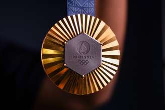 A judoca e medalhista (ouro e bronze) Beatriz Souza posa com a medalha em estúdio montado na Casa Brasil, em Paris.