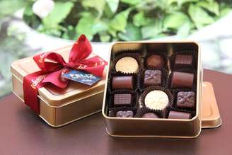 Tchocolath conta com lata quadrada de bombons especiais