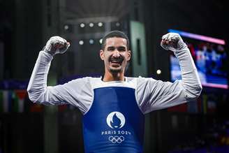 Edival Pontes, o Netinho, comemora medalha de bronze no masculino de até 68 kg do taekwondo em Paris