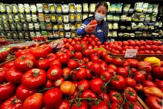 Consumidora analisa tomates em mercado em Nova York
10/03/2022 REUTERS/Carlo Allegri