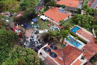 Peritos trabalham no local da queda de avião em Vinhedo, SP (10/08/2024)