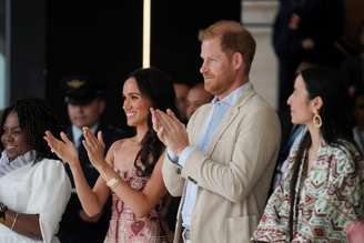 O príncipe Harry do Reino Unido e sua esposa Meghan, duquesa de Sussex, aplaudem ao se encontrarem com a vice-presidente da Colômbia, France Marquez, em Bogotá, Colômbia
15/08/2024
REUTERS/Nathalia Angarita