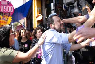 Candidato à Prefeitura de São Paulo, Guilherme Boulos, em caminhada de campanha no Jabaquara, Zona Sul da capital