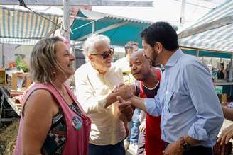 Prefeito e candidato à reeleição Ricardo Nunes durante visita a uma feira livre no bairro periférico Penha de França, na Zona Leste da cidade.