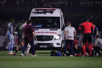 Zagueiro do Nacional deixa o gramado de ambulância 