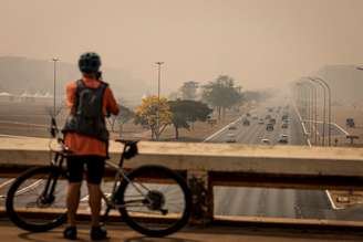 A densa fumaça, que encobriu prédios oficiais como o do Congresso Nacional, é intensificada pelas queimadas que ocorrem no Estado de São Paulo