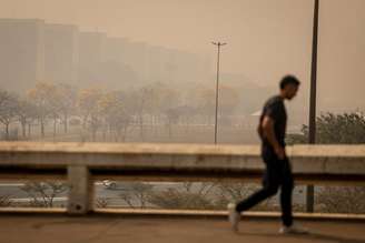 Fumaça encobriu o céu de Brasília na última semana; problema se repete em diferentes regiões do país