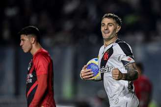 Vegetti jogador do Vasco comemora gol durante partida contra o Athletico-PR