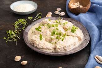 Filé de frango com molho de leite de coco