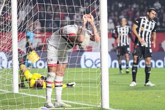 Luciano, do São Paulo, se lamenta na partida de ida entre São Paulo e Atlético Mineiro válida pelas quartas de final da Copa do Brasil 2024