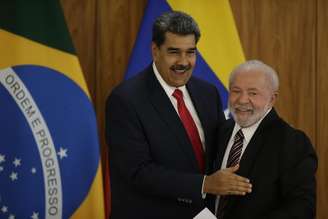 Luiz Inácio Lula da Silva (PT) com o ditador da Venezuela, Nicolás Maduro no Palácio do Planalto em Brasília