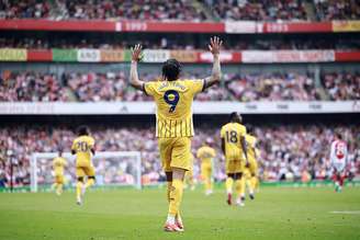 João Pedro celebra o seu gol, o de empate do Brighton sobre o Arsenal, em Londres.