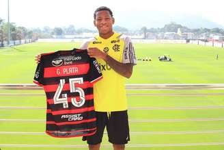 Plata com a camisa 45 do Flamengo em primeiro dia no Ninho –