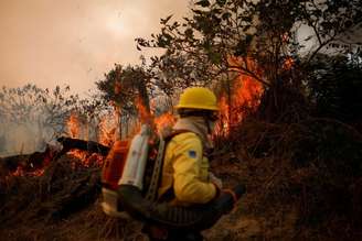 Brigadista do Ibama combate chamas na floresta amazônica em Apuí, no Amazonas 08/08/2024