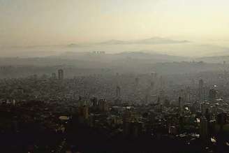 Vista aérea do centro de Belo Horizonte coberto de fumaça