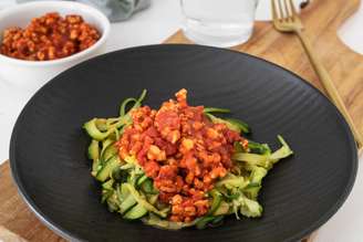 Espaguete de abobrinha com proteína de soja e molho de tomate