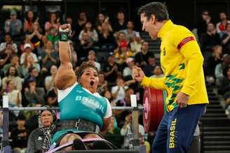 Tayana Medeiros comemora a conquista do ouro nos Jogos Paralímpicos de Paris