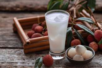 Suco de lichia com água de coco e gengibre